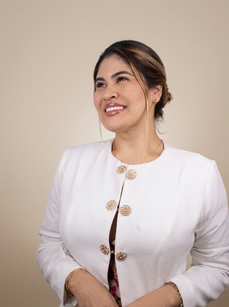 Retrato da Dra. Yasmin Lopes, cirurgiã-dentista em Fortaleza